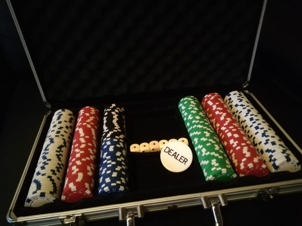 Pokerkoffer mit Spielchips in verschiedenen Farben