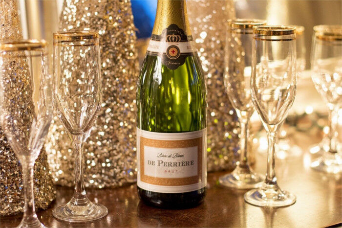 Hochzeitstage: Eine Flasche Champagner zur Feier der Goldenen Hochzeit