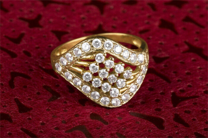 Hochzeitstage: Ein Ring mit vielen kleinen Diamanten zur Diamantenen Hochzeit