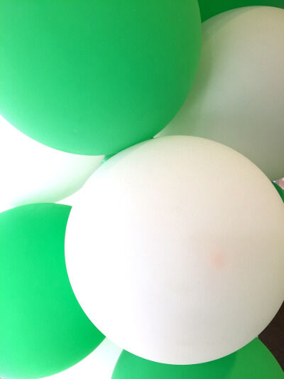 Weiße und grüne Ballons in den Farben des Hochzeitstages