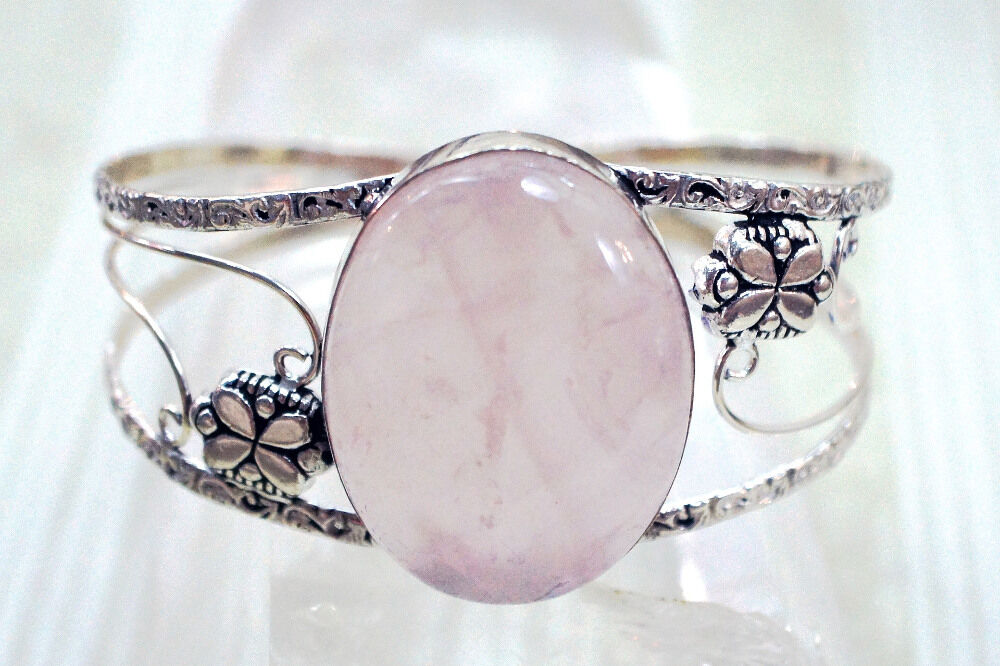 Ein Ring mit einem eingearbeiteten Rosenquarz