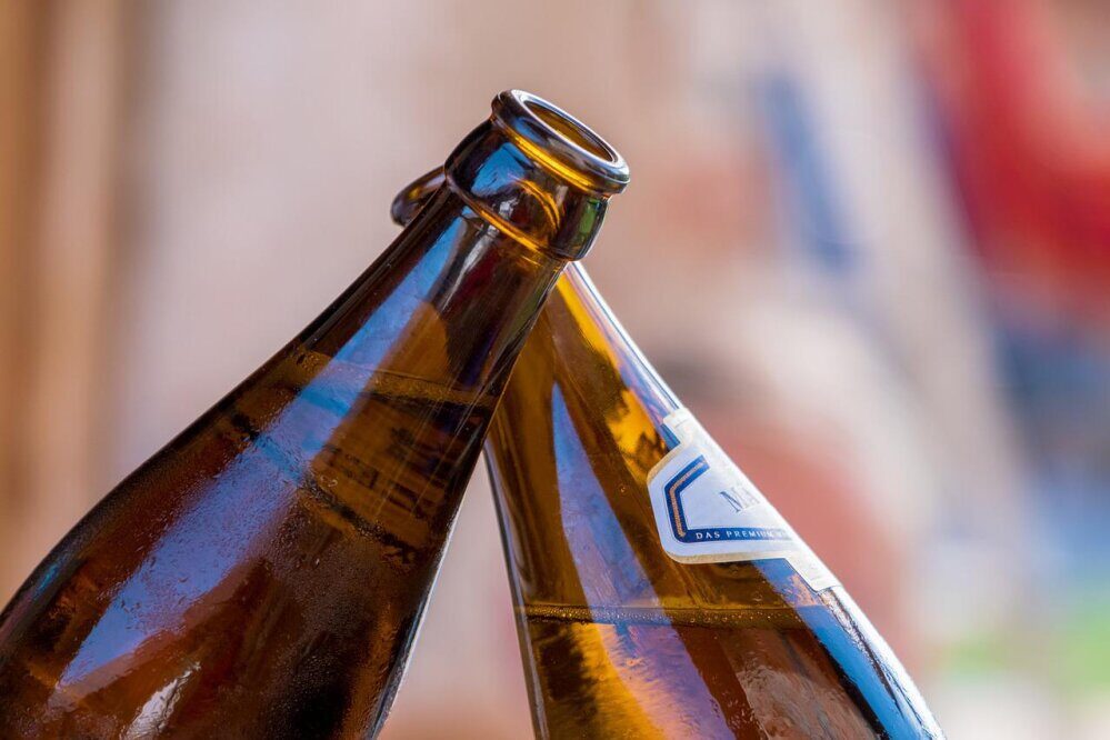 Zwei Bierflaschen beim Anstoßen