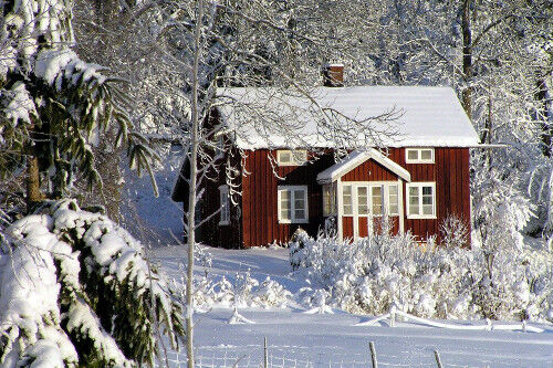 Rotes Haus in einer Schneelandschaft