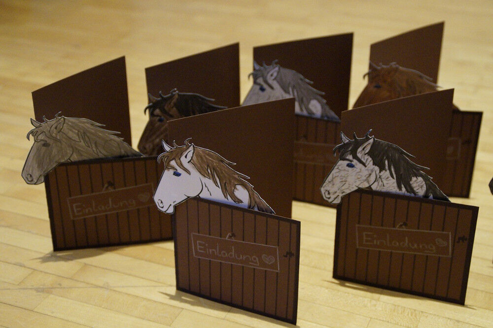 Einladungskarten, die ein Pferd im Stall darstellen