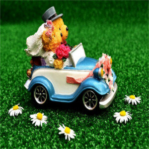 Kategorie Fahrzeuge: Ein Bärenbrautpaar in einem Hochzeitsspielzeugauto