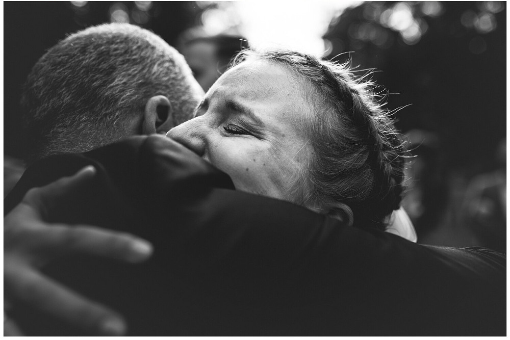 Schwarz-Weiß Foto: Ein Brautpaar umarmt sich