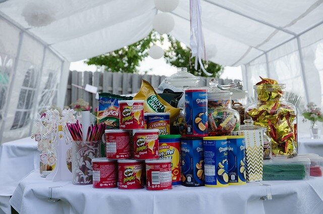 Eine Candybar zu einer Hochzeit im Festzelt
