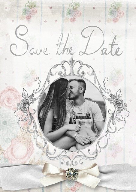 Graue Save-the-Date Karten für die Hochzeit mit den glücklichen Verlobten