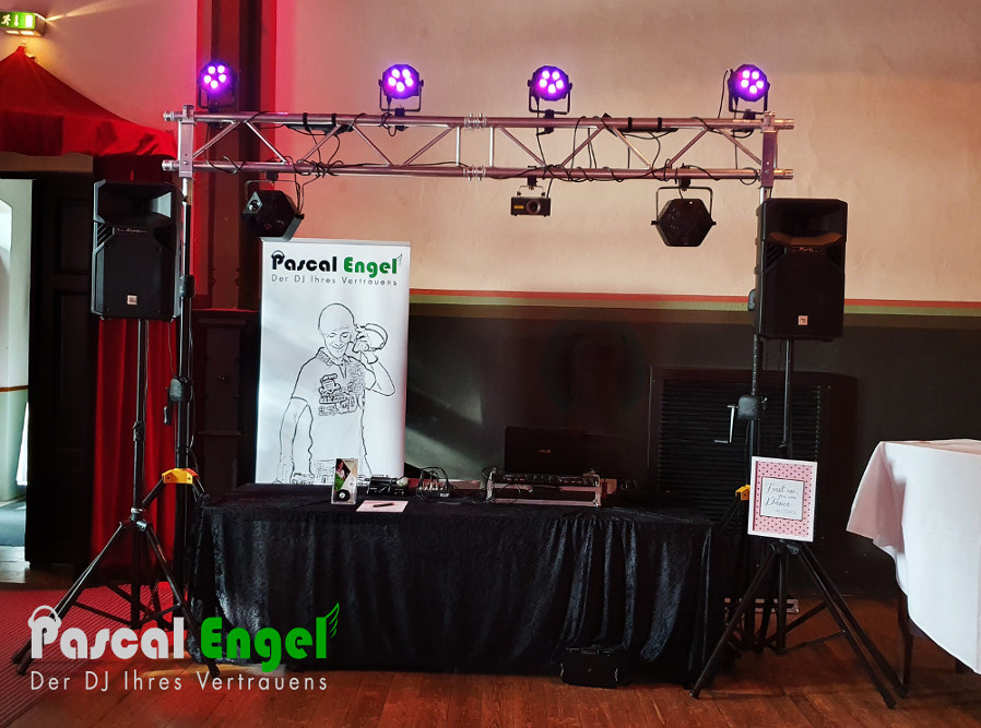 DJ-Pult von Pascal Engel mit Ausstattung für einen Liveauftritt