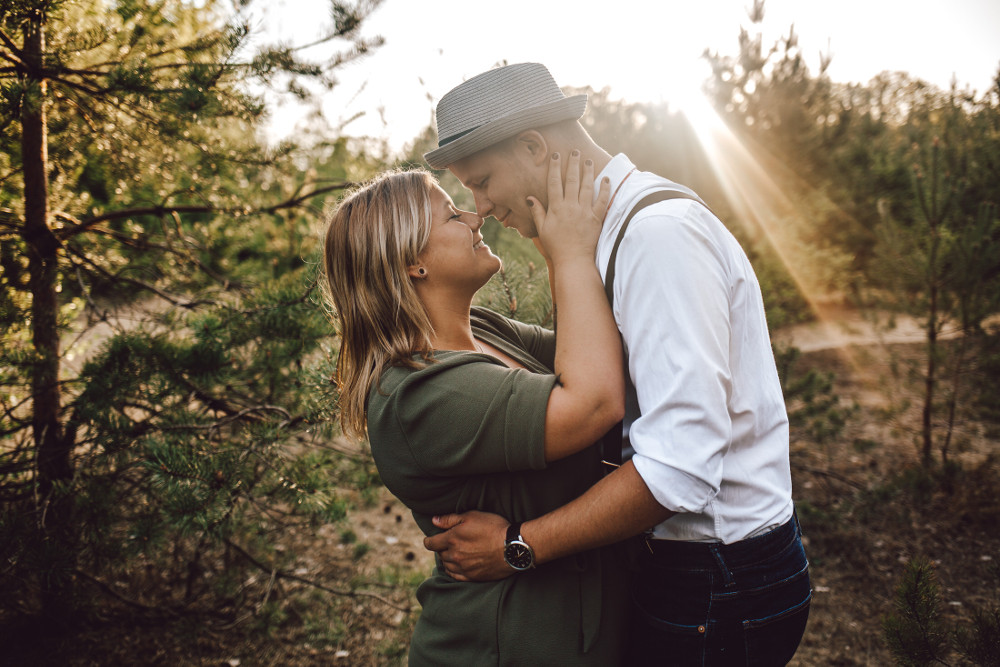 Eine Frau und ein Mann küssen sich im Sonnenlicht