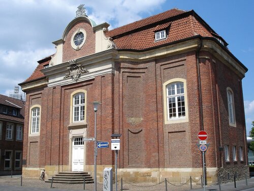 Die Chorfrauenkirche ist ein Gebäude mit roten Ziegelsteinen und weißen Sprossenfenstern