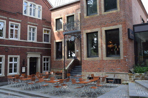 Harveys in Greven: Außenansicht mit Sicht auf den Eingang und den zahlreichen Plätzen vor dem Restaurant