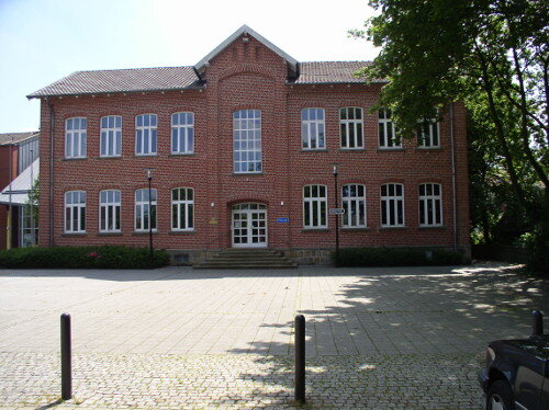 Alte Mädchenschule: Rotes Ziegelsteingebäude mit hohen Fenstern und weitläufigem Platz