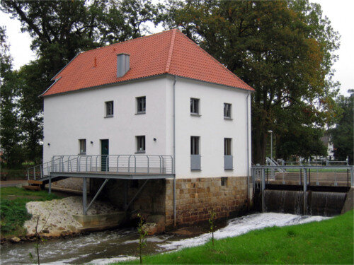 Reinings Mühle Dreierwalde: Renoviertes Gebäude mit weißer Fassade und rotem Ziegeldach