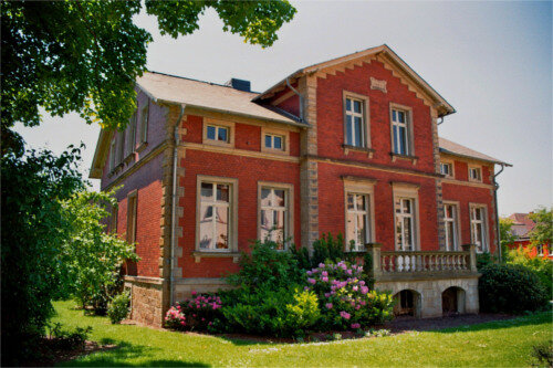 Stadtmuseum Ibbenbüren: Ziegelsteingebäude mit Sandsteinverzierungen an den Ecken und Fenstern