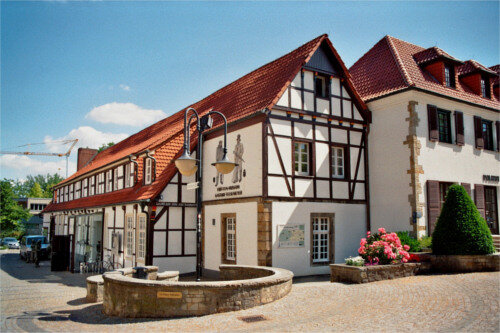 Haus Telsemeyer in Mettingen: Fachwerkgebäude mit eingebautem Sandstein und rotem Ziegeldach