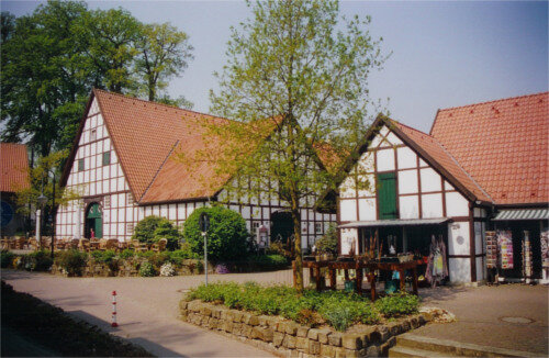 Der Schultenhof in Mettingen: Zwei Fachwerkgebäude, wo ein Schul- und ein Postmuseum untergebracht ist