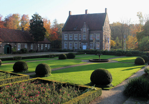 Haus Welbergen bestehend aus dem Haupthaus und großem Vorgarten