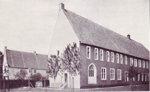 Antike Fotografie vom Kloster Bentlage: Ein Flügel des Schlosses ist im Hintergrund und ein Flügel im Vordergrund bei dem der Eingang und die Fensterfassade sichtbar ist