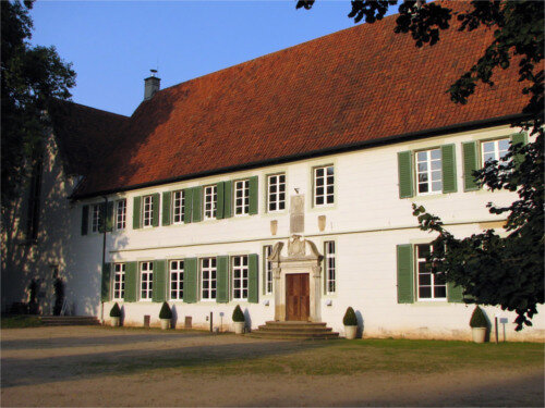 Kloster Bentlage: Eingang und Fensterfront aus klassischen Rechteckfenstern mit Striemen und Fensterläden