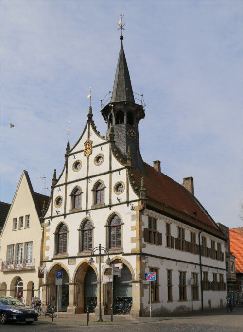 Altes Rathaus von Burgsteinfurt: Fassade und Glockenturm mit Uhr