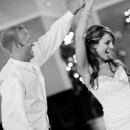 Kategorie Tanzen: Ein glückliches Brautpaar tanzt seinen Eröffnungstanz