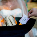 Kategorie Freier Trauredner: Feuerritual zur Freien Trauung: Ein Zettel wird in die Feuerschale geworfen bei einer Zeremonie